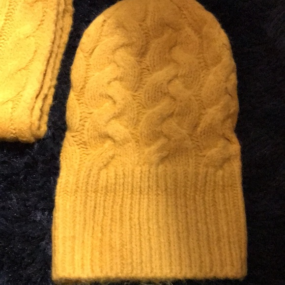 Scarf & winter hat - Picture 2 of 5